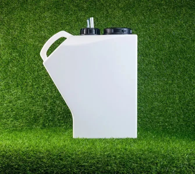 Luftaufnahme eines Fußballplatzes, auf dem eine Person Linien zieht