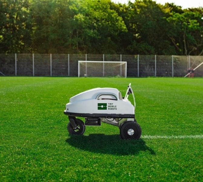 tinylinemarker sport in front of goal s-curvee